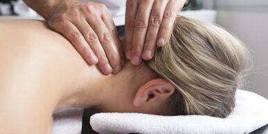 Relaxing massage of the neck and shoulders eliminates the symptoms of cervical spine osteochondrosis. 