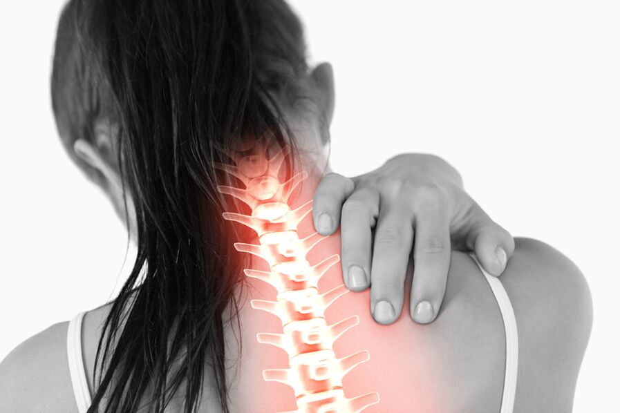 In women, pain related to osteochondrosis of the chest can spread to the neck. 